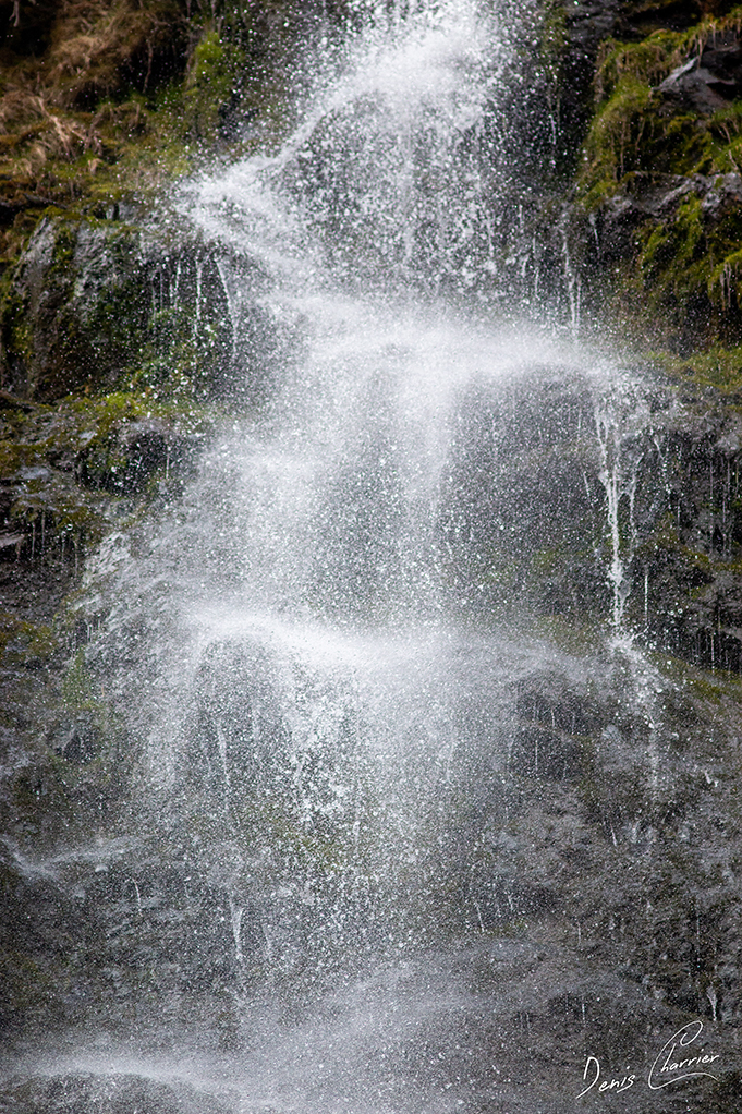 Cascade en montagne avec effet d'eau figé