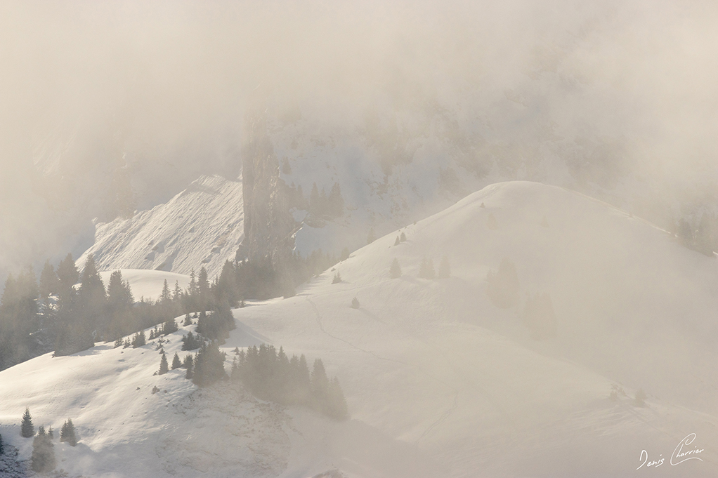 Crête d'une montage dans les nuages bas