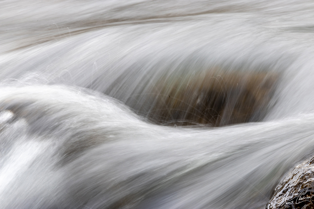 Trou noir dessiné par une rivière en mouvement lent
