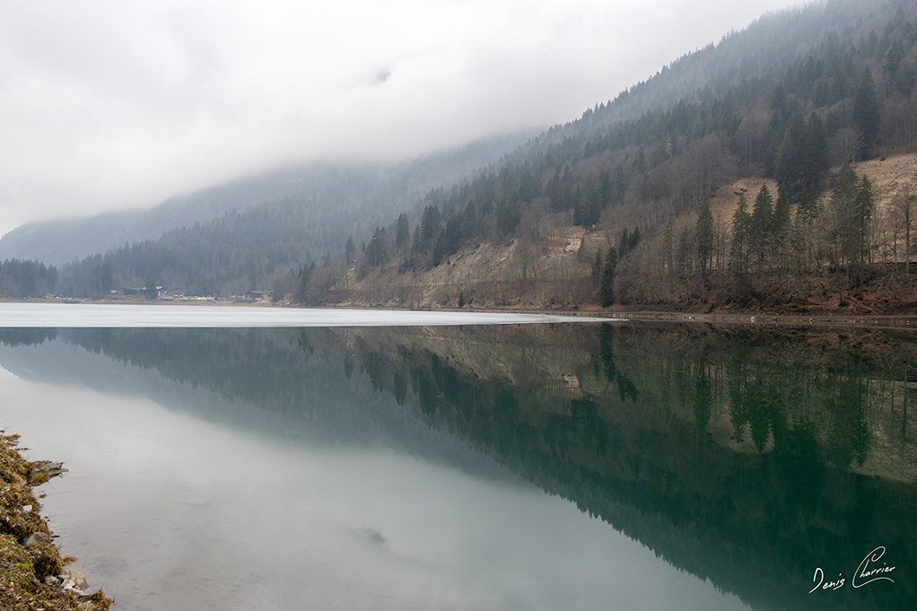 Reflets dans le lac de Montriond