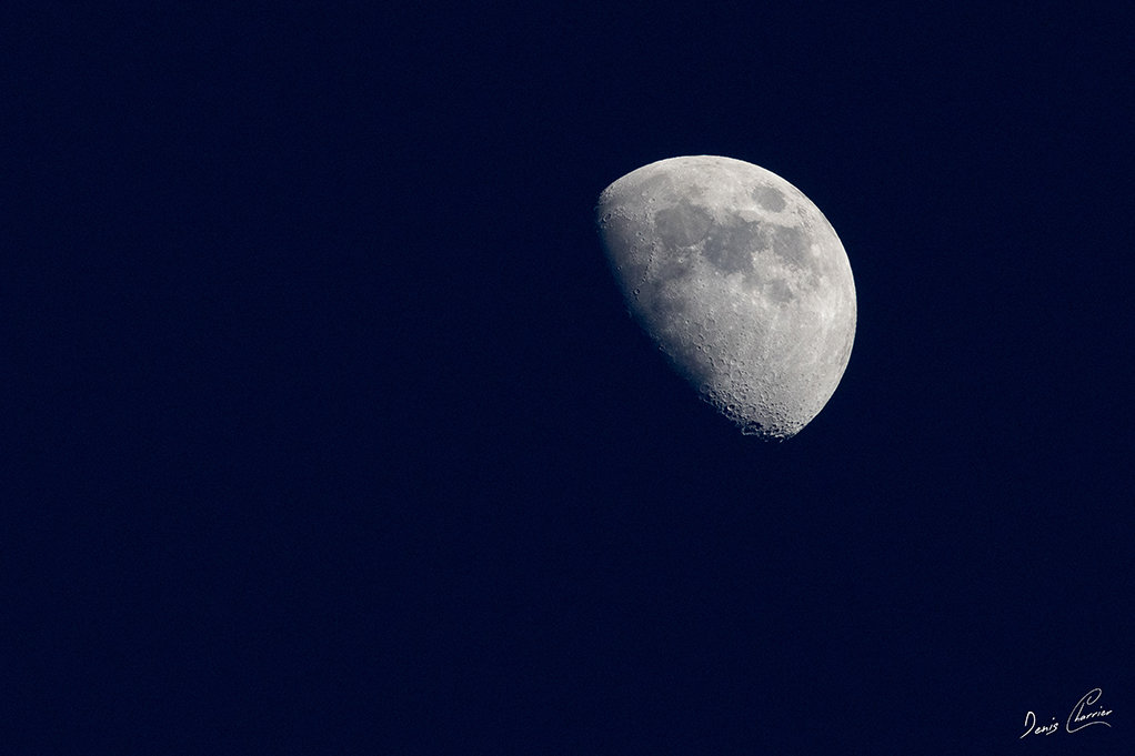Croissant de pleine lune à la tombée de la nuit