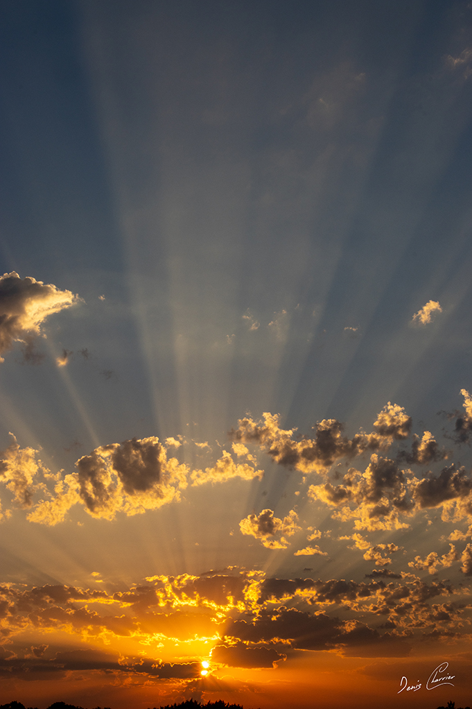 Levé du soleil dessinant ses rayons à travers les nuages