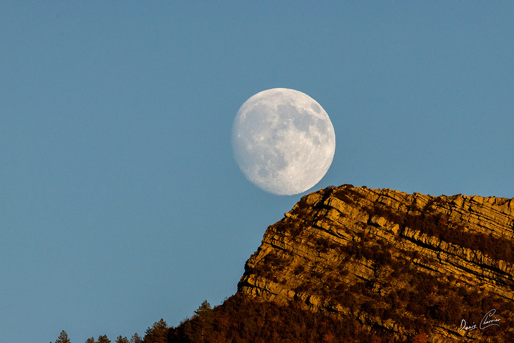 Lever de la lune dans la drome provençale à Rémuzat