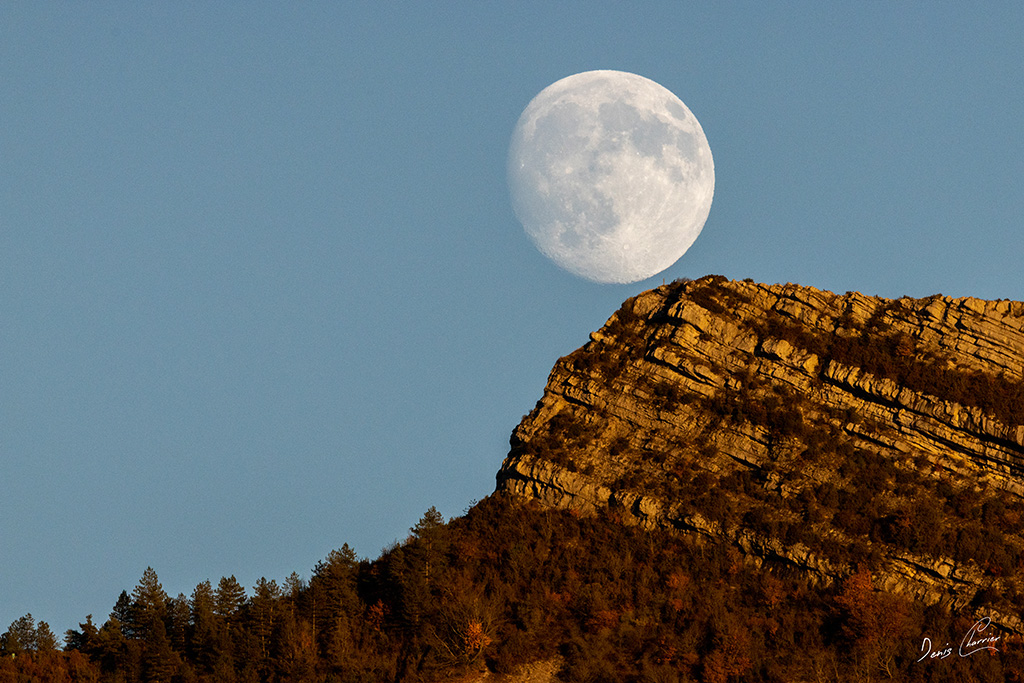 Lever de la lune dans la drome provençale à Rémuzat