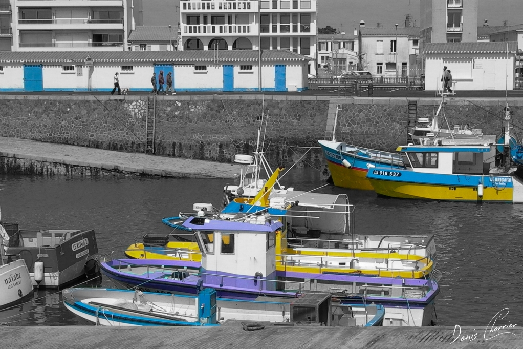 Bateaux de pêche jaune et bleu dans le port de St Gilles Croix de Vie