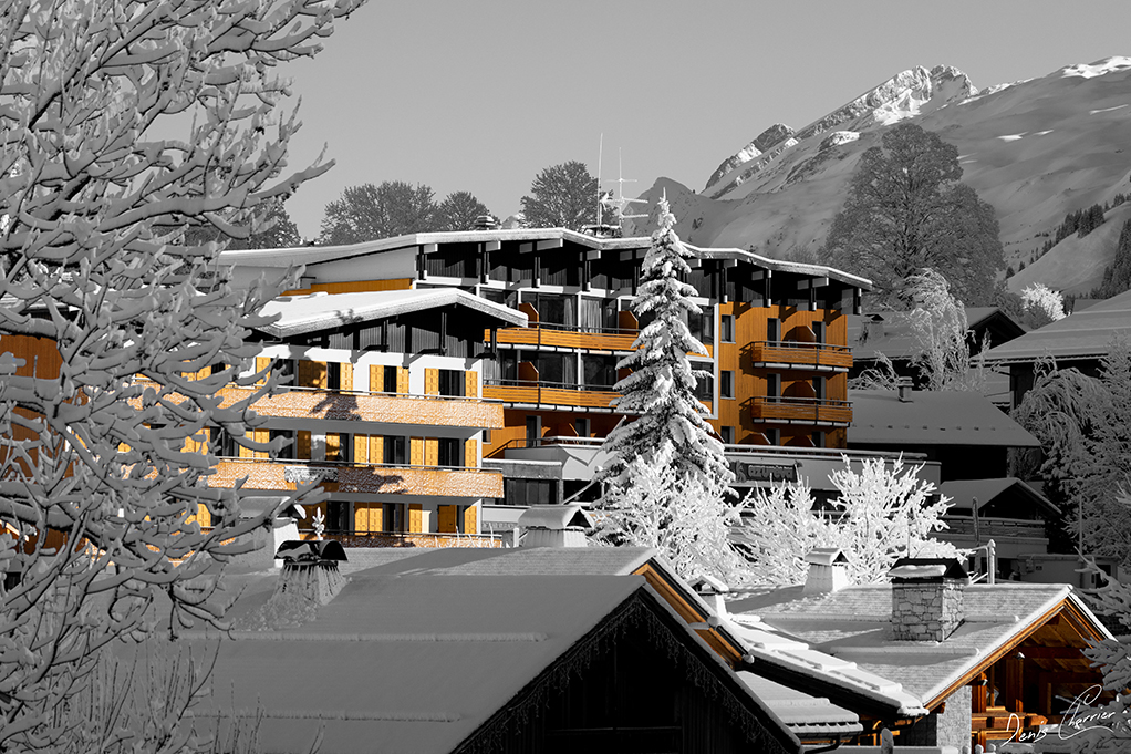 Village Vacances jaune à La Cluzas sous la neige