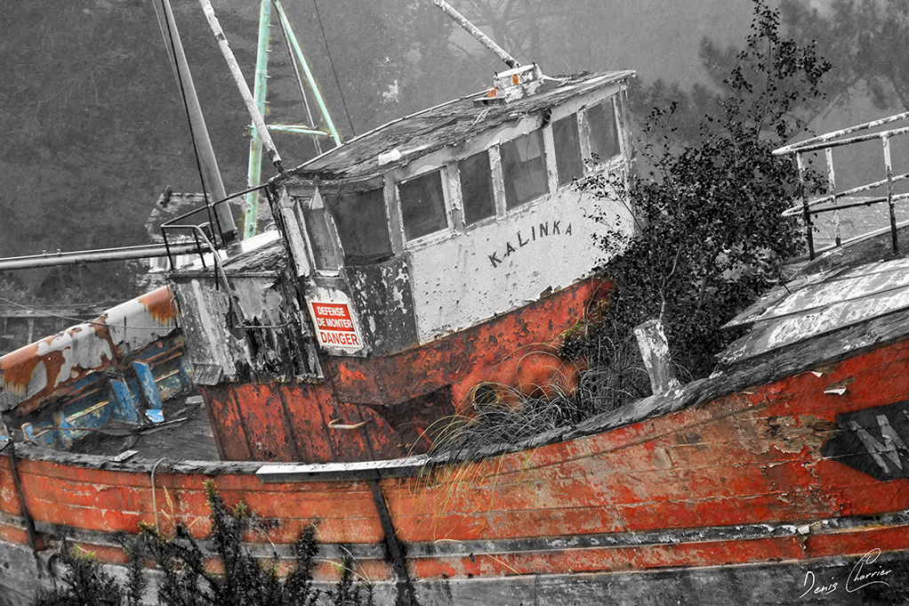Epave de bateau de pêche rouge dans la baie de Morlaix