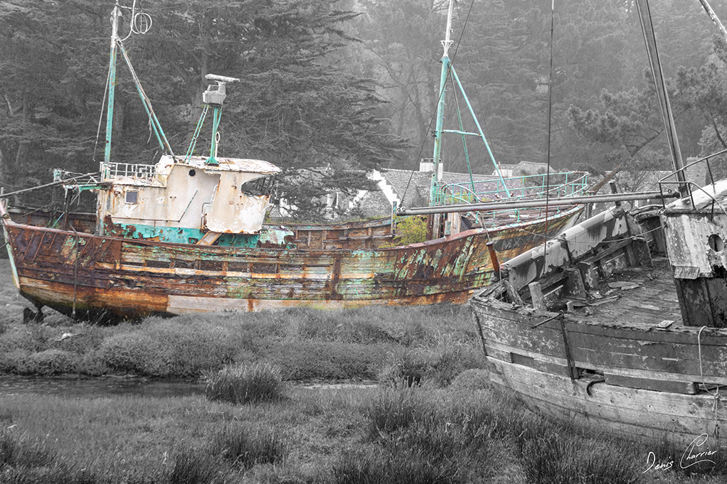 Epave de bateau de pêche rouge dans la baie de Morlaix