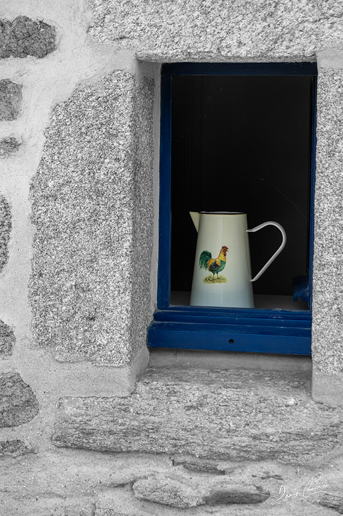 Broc d'eau derrière une fenêtre bleu