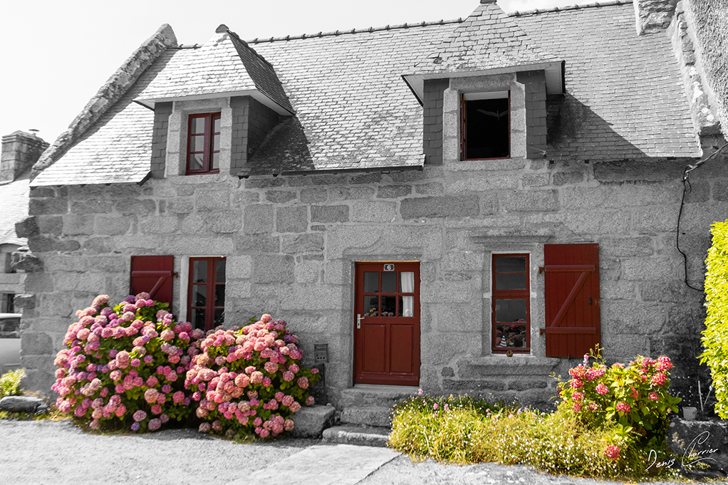 Maison bretonne typique au volets rouges Finistère Sud