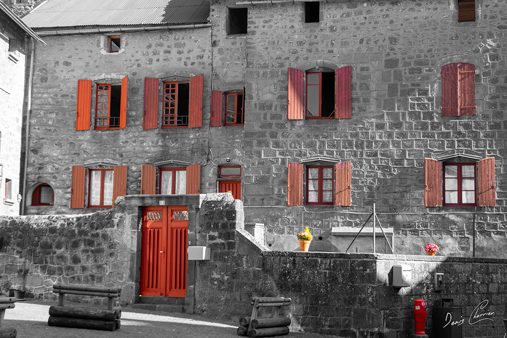 Maison auvergnate typique aux volets rouge de Besse et Saint Anastaise
