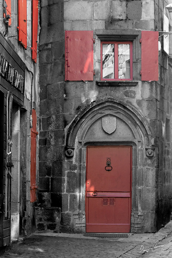 Maison auvergnate typique aux volets rouge de Besse et Saint Anastaise