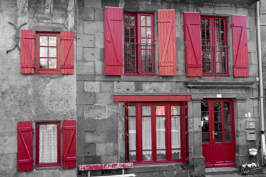 Maison auvergnate typique aux volets rouge de Besse et Saint Anastaise