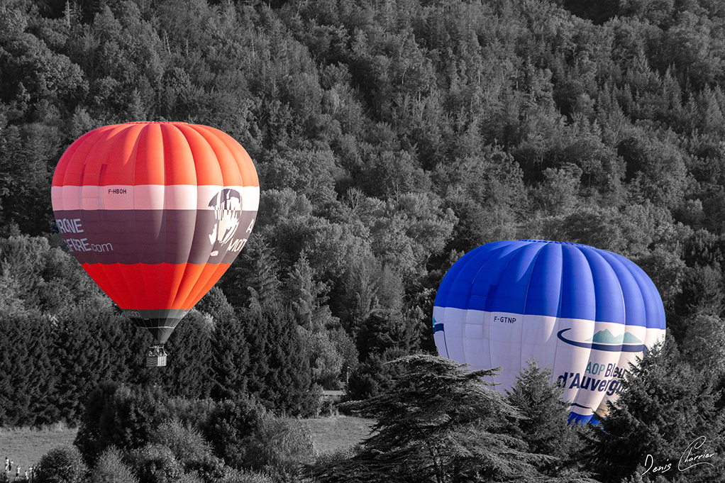 Mongolfières bleu et rouge au dessus de Murol, Auvergne