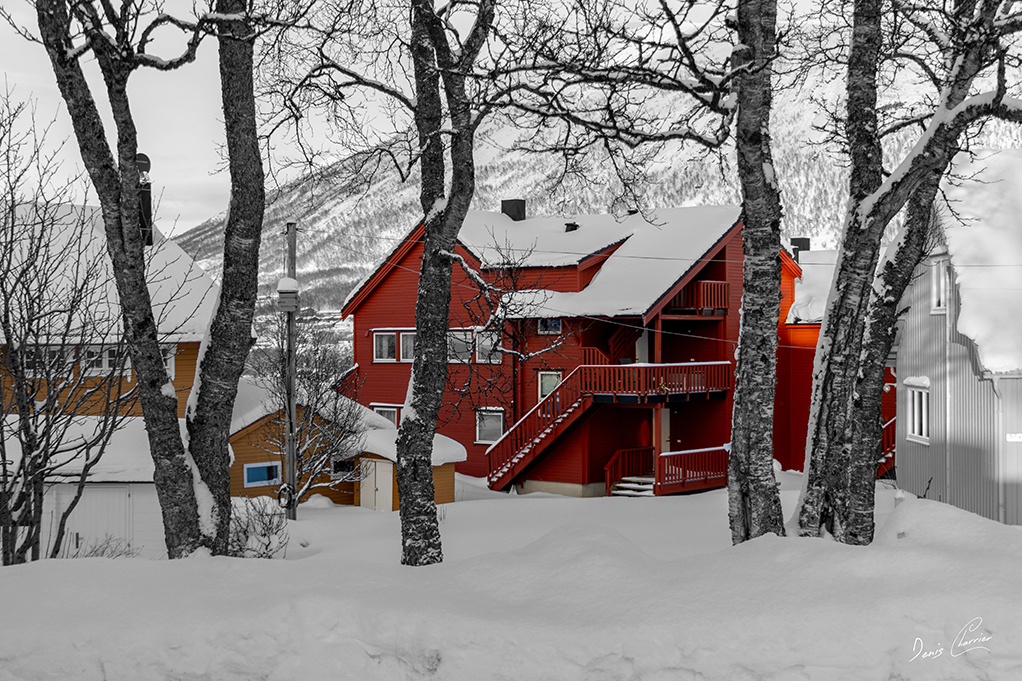 Maison peinte en rouge en Norvège l'hiver