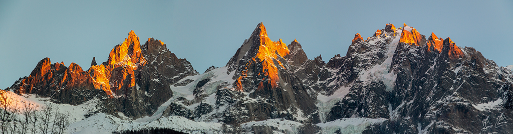 Panoramique du Massif des grandes Jorasses au coucher du soleil