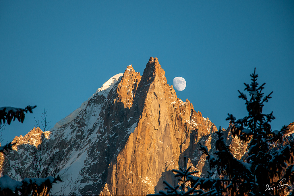 Levé de lune et coucher du soleil sur les grandes Jorasses