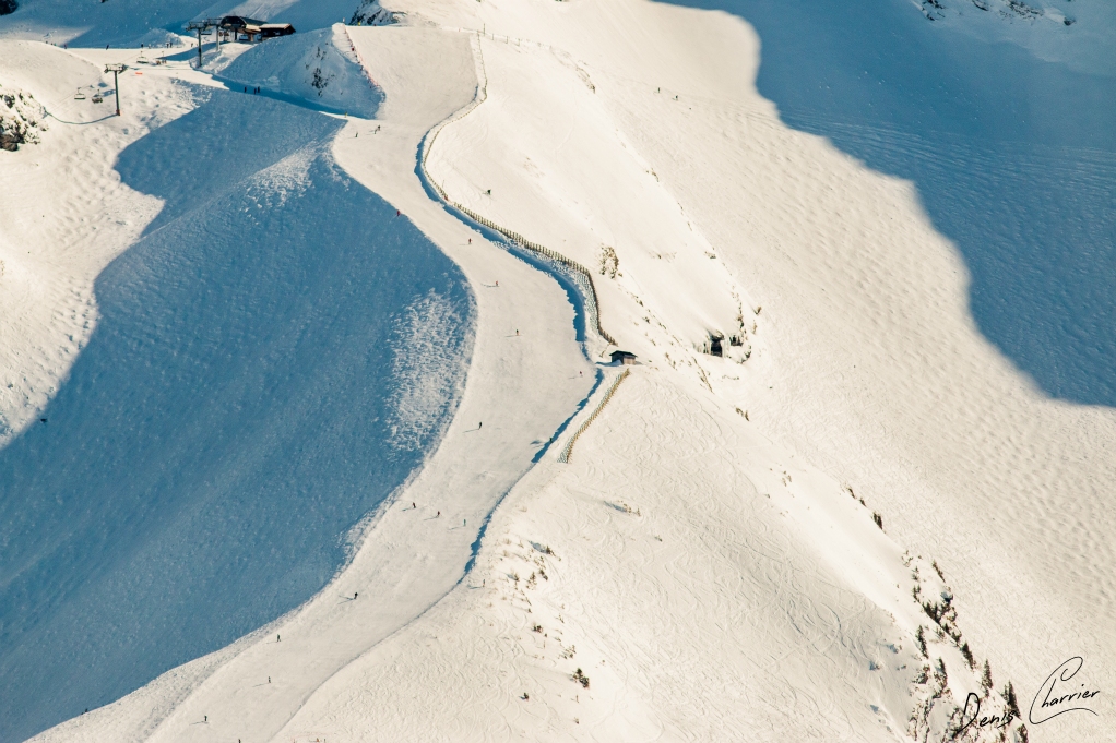 Piste de ski au sommet d'une montagne