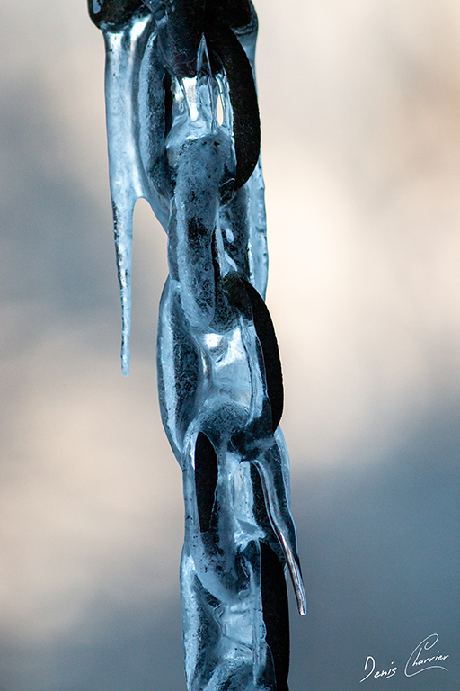 Chaine gouttière recouverte de glace