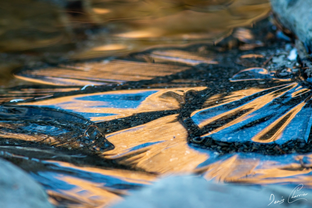 Reflet du soleil sur la glace d'un lac gelé