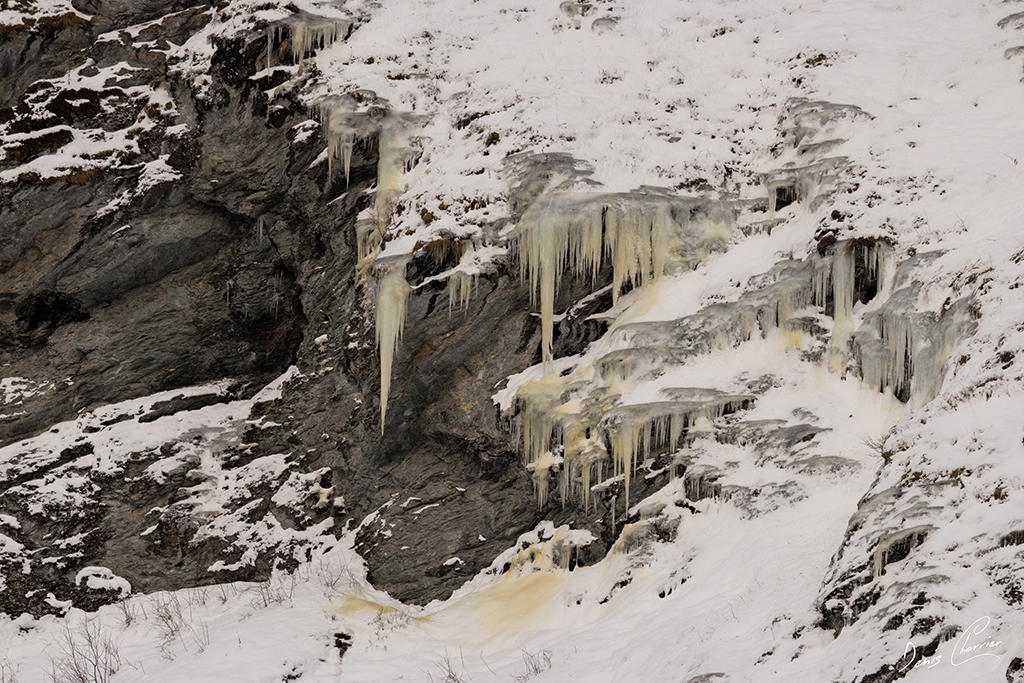 Stalactites de glace sur une falaise rocheuse dans la vallée de Champagny