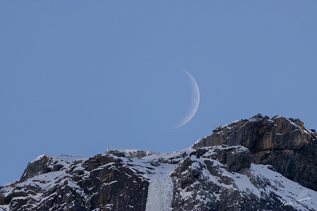 Premier quartier de lune au dessus du Mont Charvet à Pralognan la Vanoise 